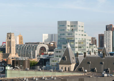 Zicht op daken Markthal, Timmerhuis en het Stadhuis